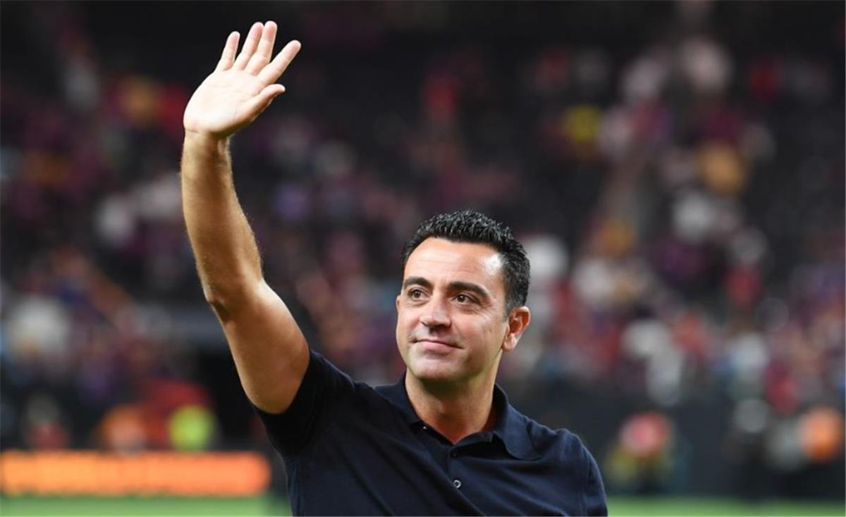 زلزال في برشلونة: تشافي يفجرها ويعترف بتفوق زيدان عليه! هل انتهى الجدل؟